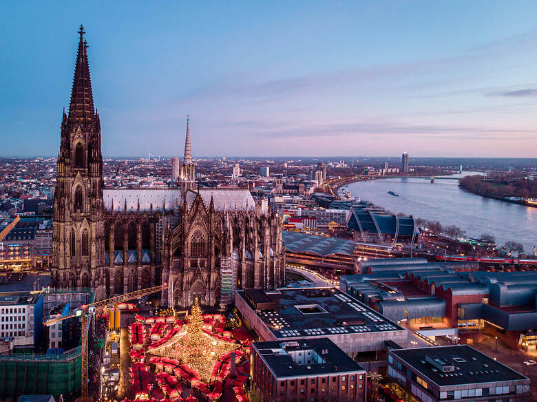 Kölner Dom mit Weihnachtsmarkt 