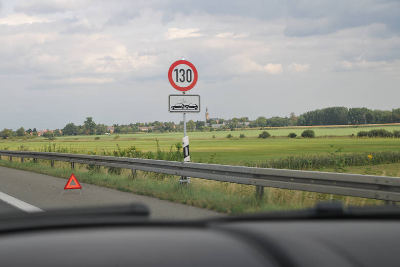 Schild auf der Straße zeigt an, was bei einem Ufall zu tun ist