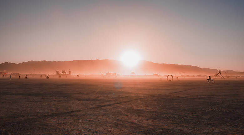 Sonnenuntergang über dem Burning Man Festival in der Wüste