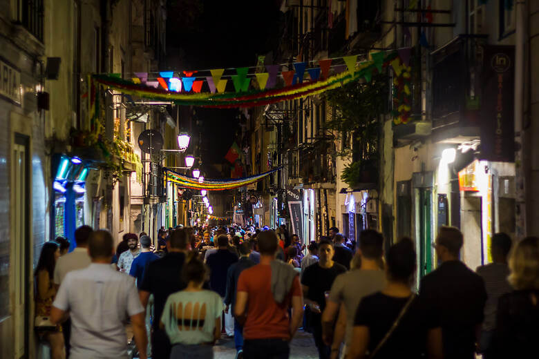 Menschen im Bairro Alto in Lissabon beim Feiern