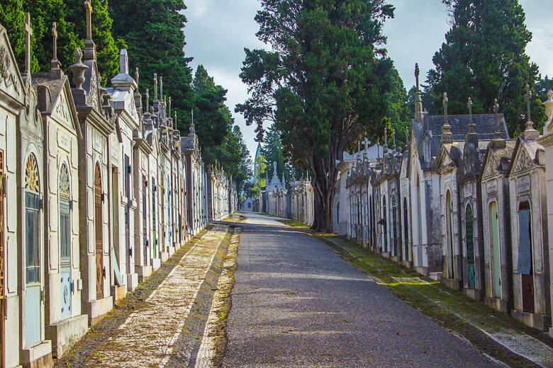 Gräber auf dem Prazeres-Friedhof in Lissabon