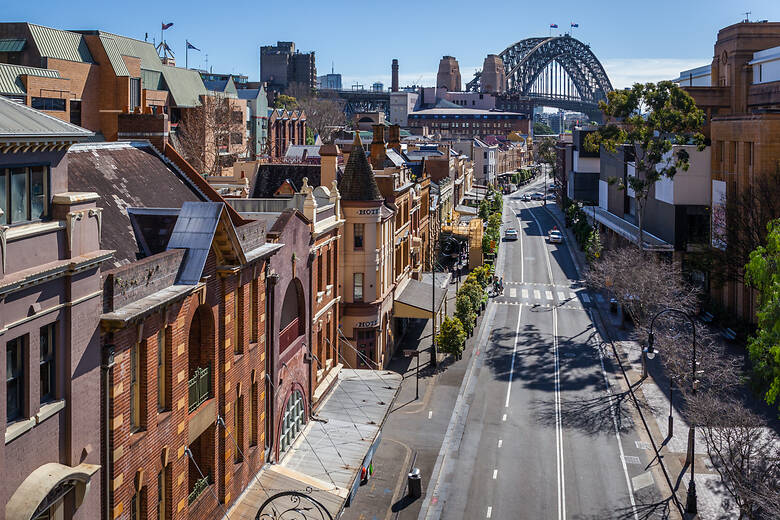 Viertel in Sydney mit Blick auf die Harbour Bridge