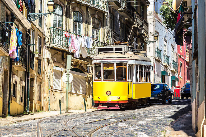 Gelbe Tram 28 in Lissabon