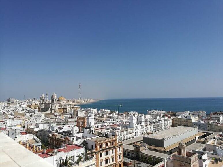 Blick über die Stadt Cadiz und das Meer in Spanien