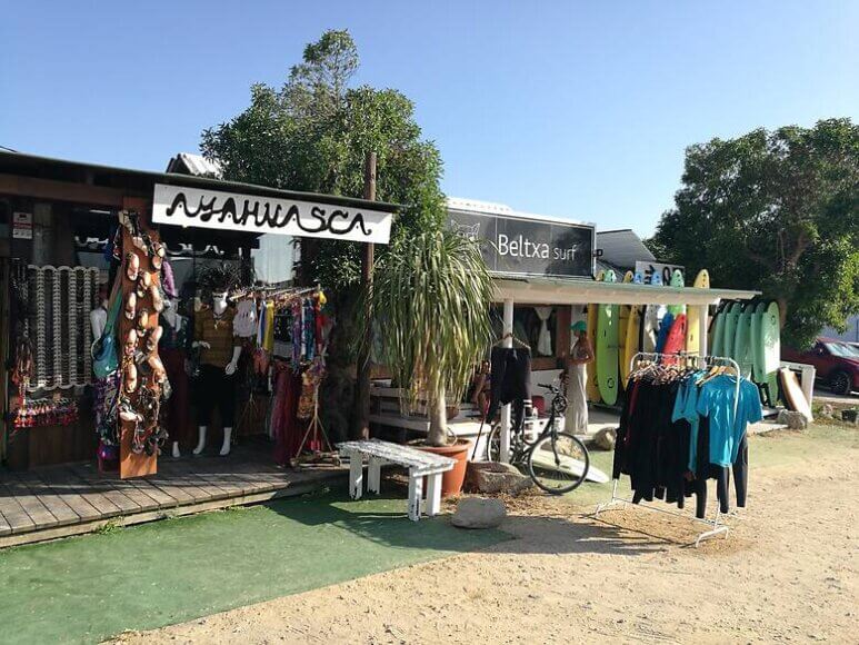 Surfshop an der Küste von Andalusien