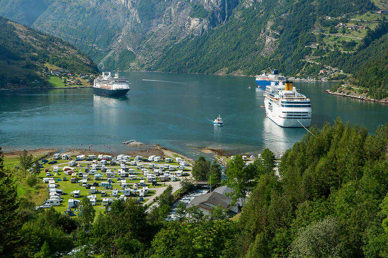 Schiffe und Wohnmobile am Geirangerfjord in Norwegen