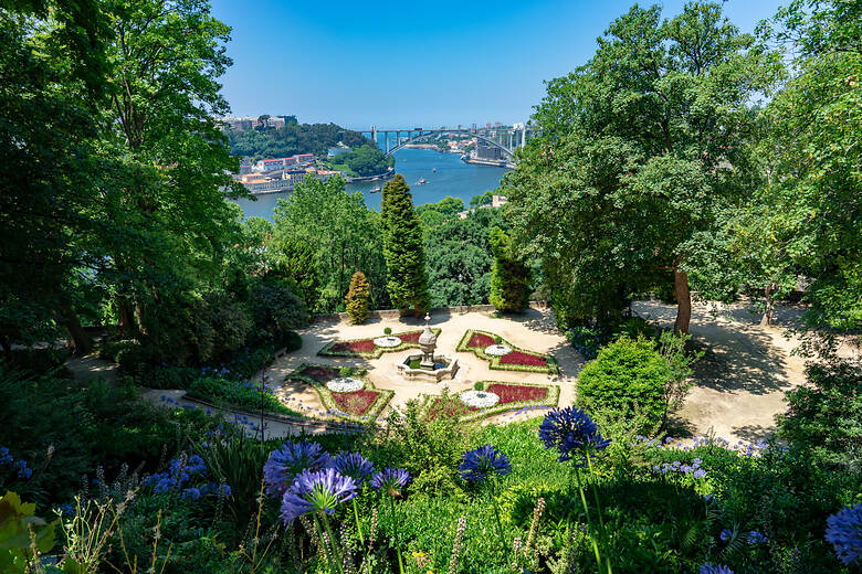 Gartenanlage in Porto mit Blick auf den Douro-Fluss