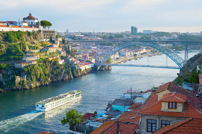 Porto mit dem Fluss Douro und der bekannten Brücke