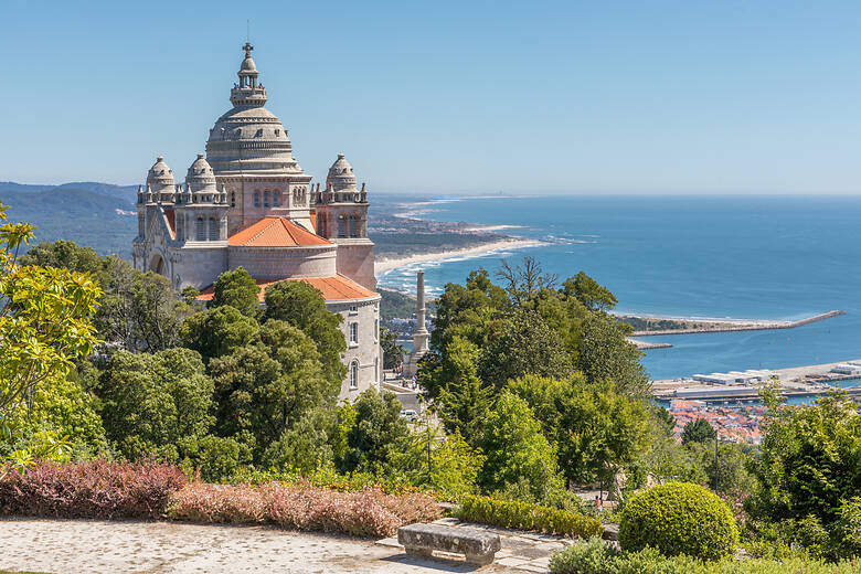 Basilika thront über Viana do Castelo und dem Meer in Portugal