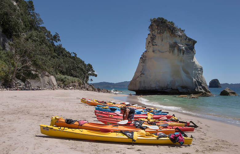 Kajaks am Strand in Neuseeland 