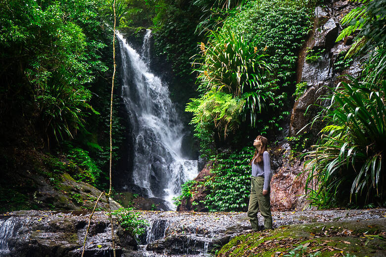 Frau wandert zu einem Wasserfall im Lanington-Nationalpark in Australien