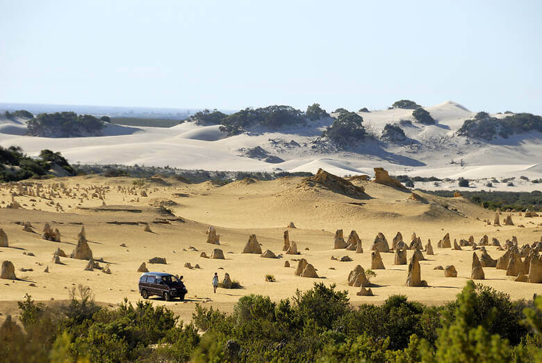 Campervan in der Pinnacles-Wüste in Western Australia