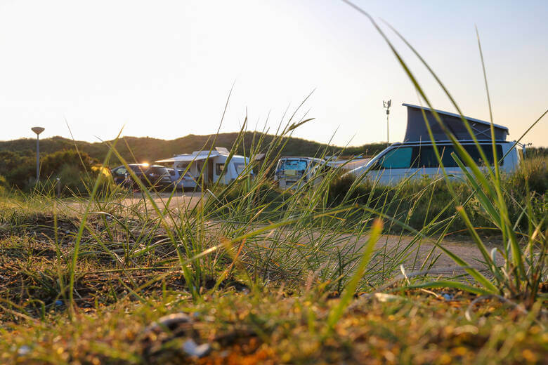 Camper in den Dünen in den Niederlanden