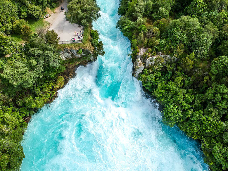 Blick auf die rauschenden Huka Falls am Lake Taupo in Neuseeland 