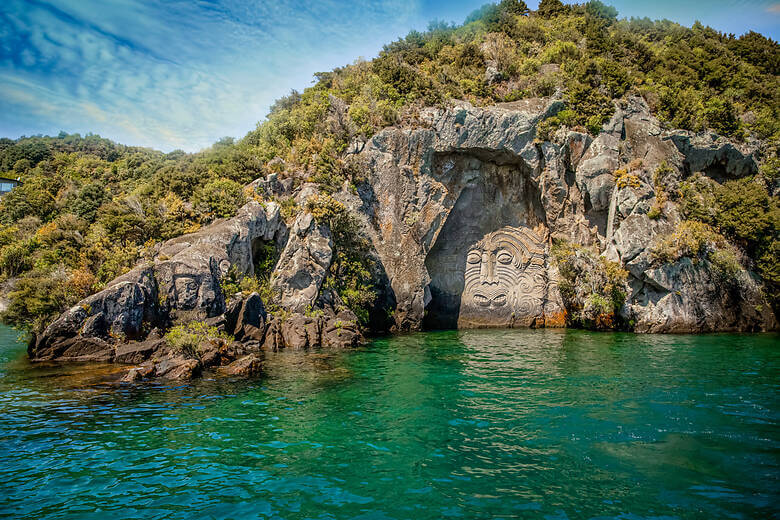 Traditionelle Māori-Kunstwerke in den Felsen am Lake Taupo in Neuseeland 