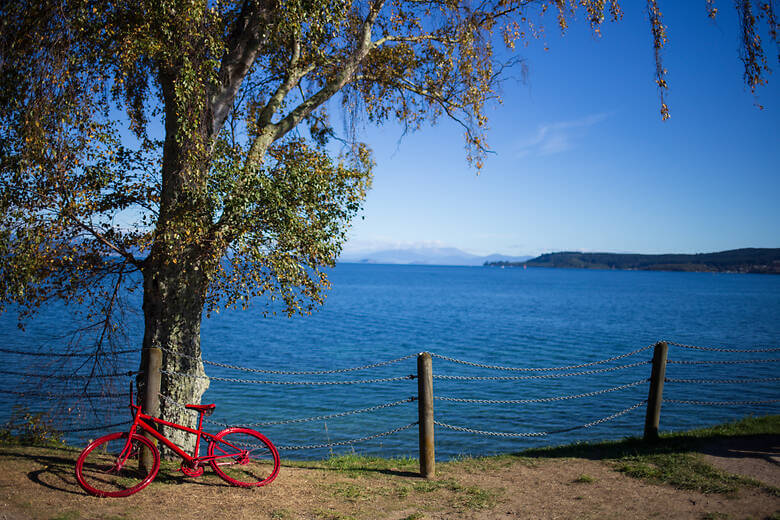 Rotes Fahrrad am Lake Taupo in Neuseeland 