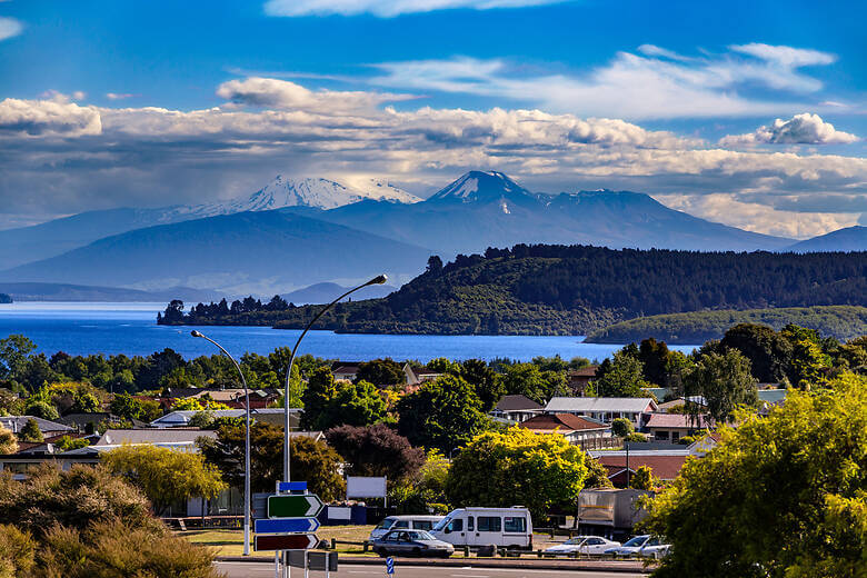 Blick auf die Stadt Taupo und den gleichnamigen See in Neuseeland 