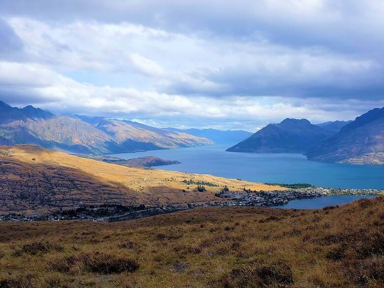 Blick auf Queenstown und den Lake Wakapitu