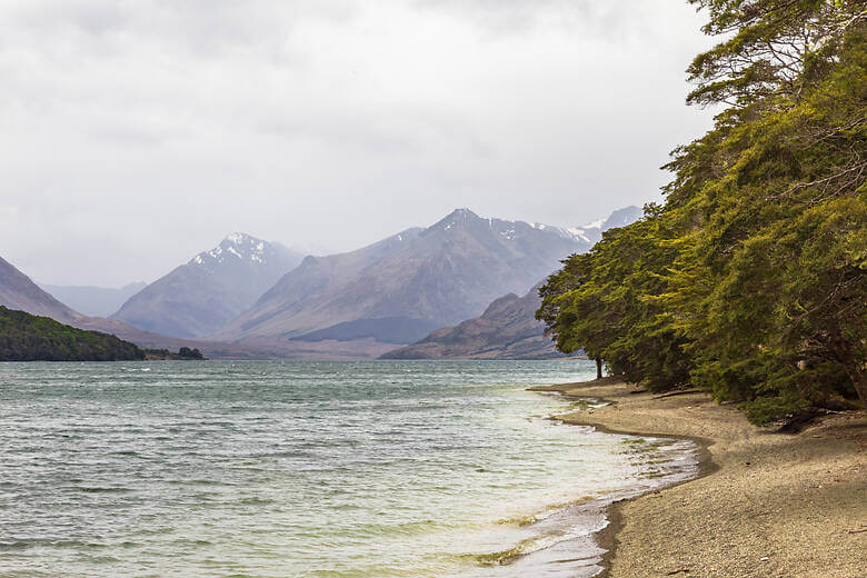 Green Movora Lake Shore in Neuseeland mit Bergen im Hintergrund