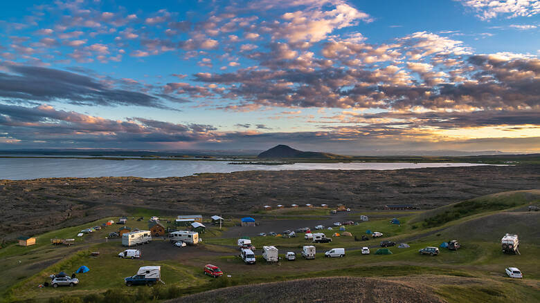 Wohnmobile campen am Myvatn-See in Island