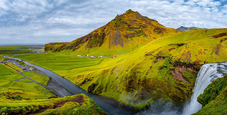 Wohnmobile in Island am Skógafoss