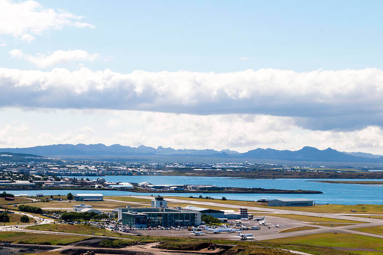 Kevlavíks Flughafen in Island mit Bergen im Hintergrund