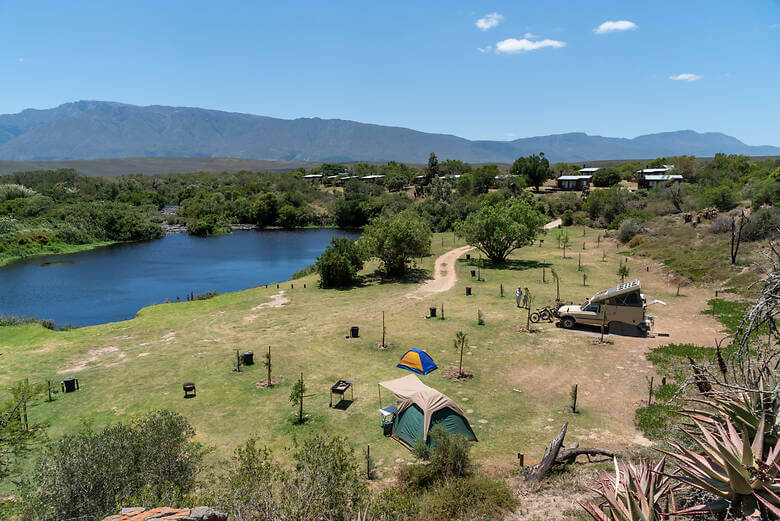 Camper und Zelt auf einem Stellplatz in Südafrika am Wasser