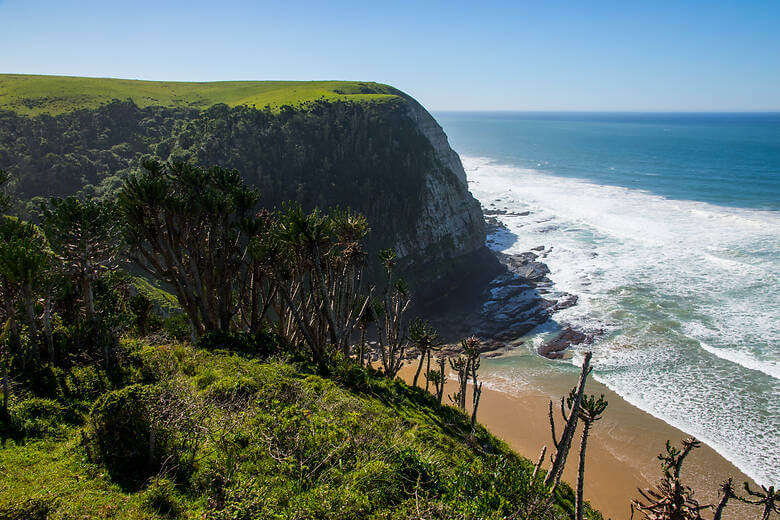 Klippen und Strand an der Wild Coast in Südafrika