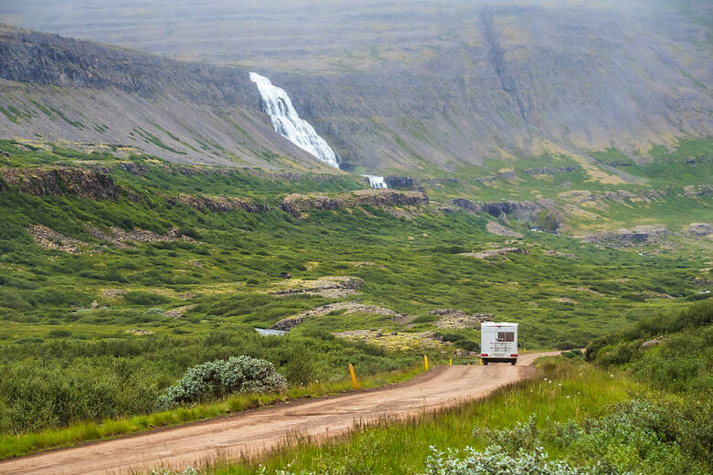 Wohnmobil in Island an einem Wasserfall