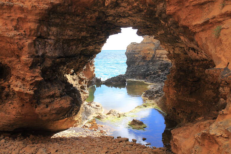 Grotte mit Blick auf das Meer an der Great Ocean Road in Australien