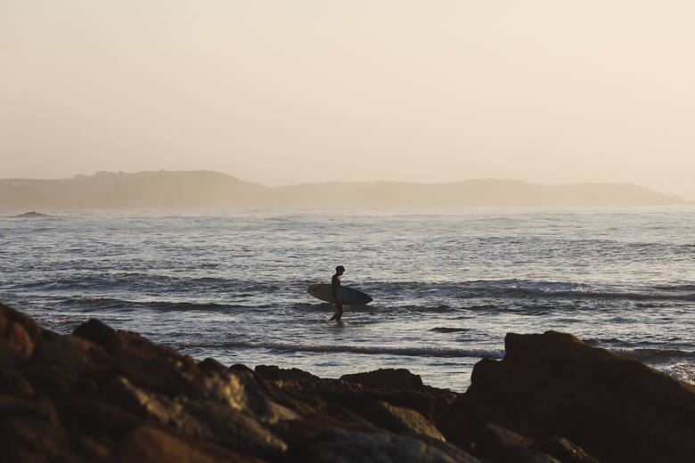 Surfer bei Sonnenuntergang am Bells Beach in Australien