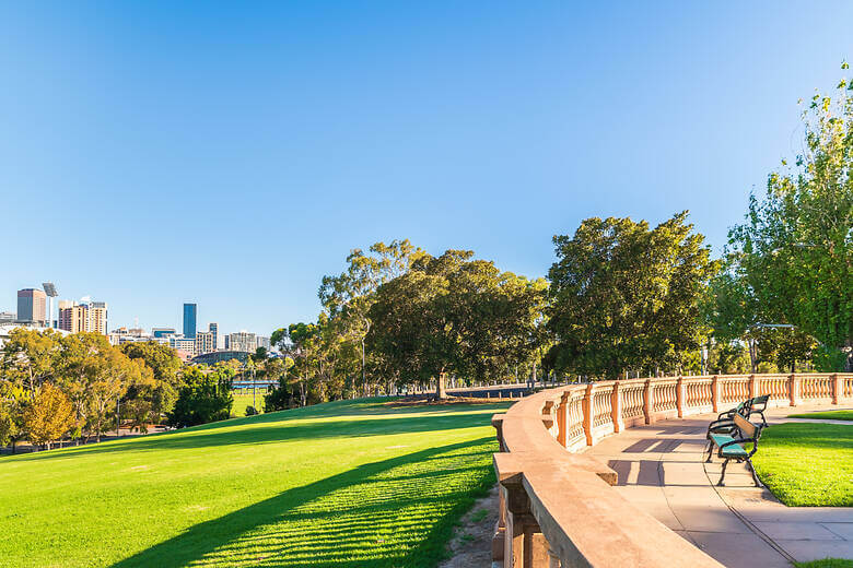 Park in Adelaide mit Blick auf die Skyline