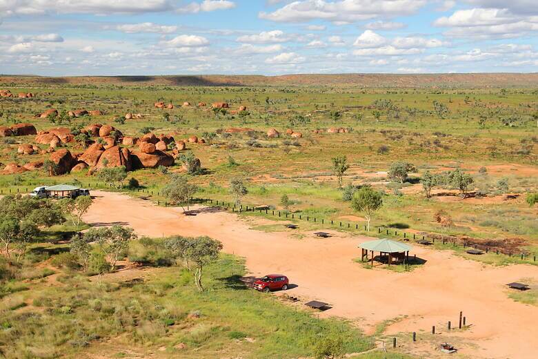 Camping an den roten Felsen im Outback von Australien