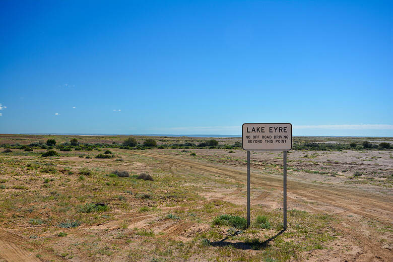 Info-Schild im australischen Outback am Lake Eyre