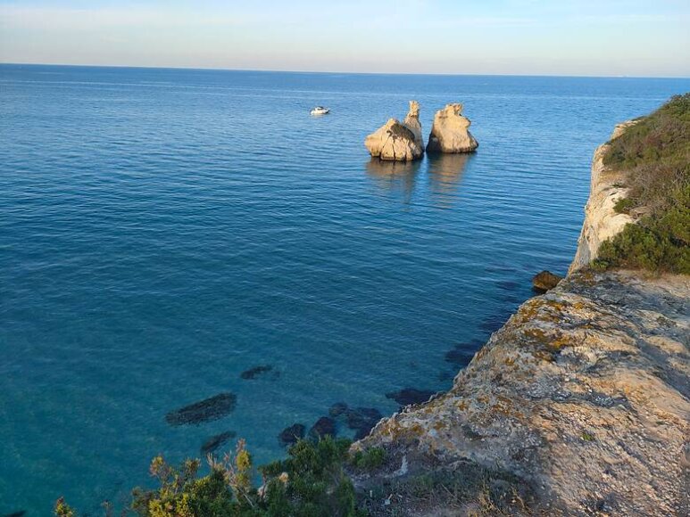 Felsen im Meer im Südosten von Italien