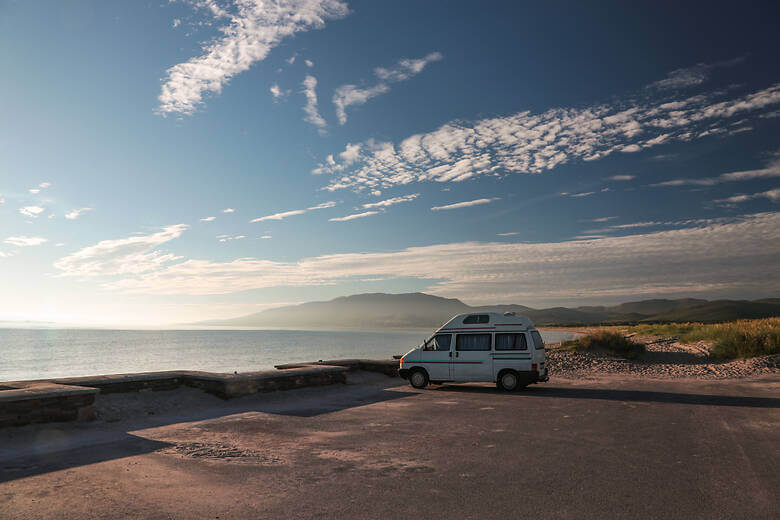 Camper parkt auf einem Parkplatz in Irland am Meer