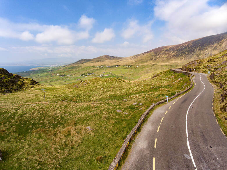 Fahrt über den Ring of Kerry in Irland mit Blick auf das Meer