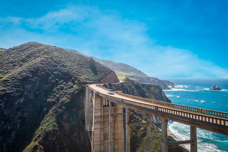 Küstenstraße in Kalifornien mit der berühmten Bixby Bridge