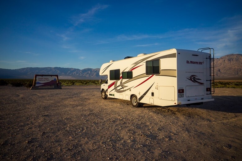 Wohnmobil im Nationalpark Death Valley in der Wüste