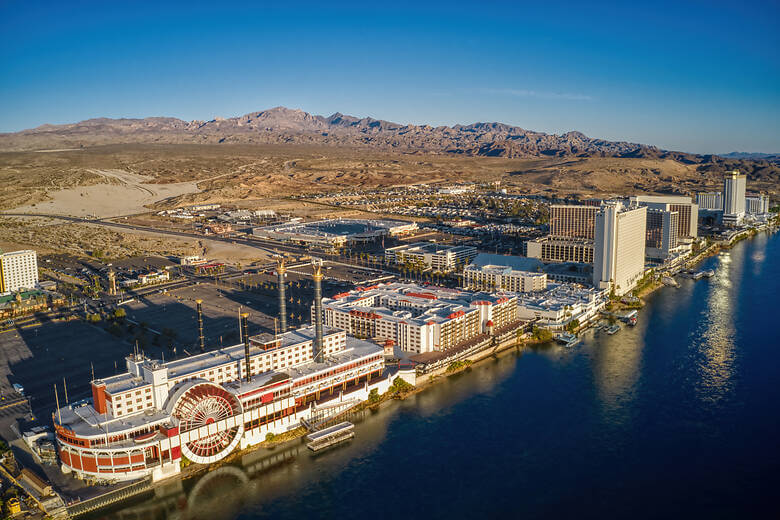 Blick auf die Casino-Stadt Laughlin mitten in der US-amerikanischen Wüste