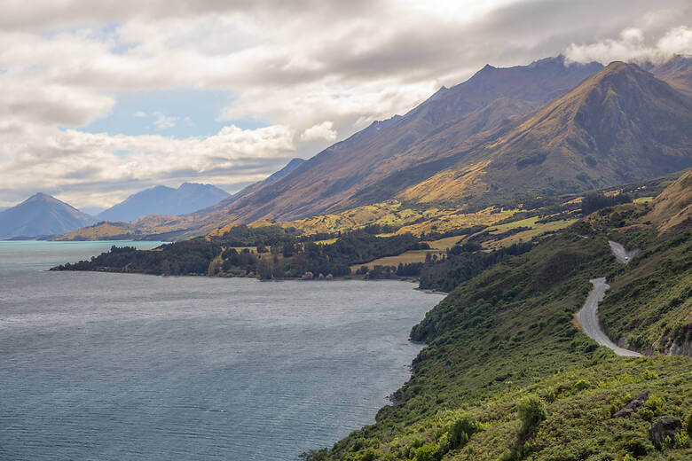 Straße auf Neuseelands Südinsel zwischen Bergen und See