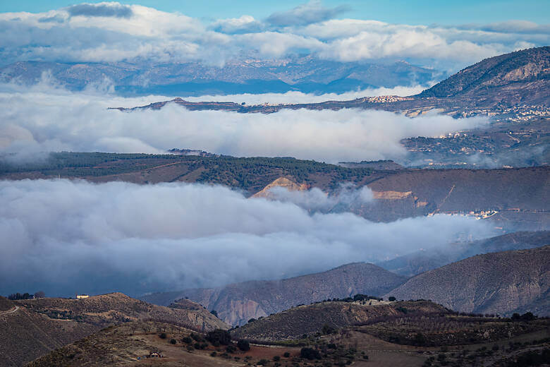 Blick auf die Berge der Sierra Nevada in Andalusien