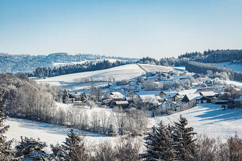 Blick auf die verschneite Winterlandschaft in Bayern