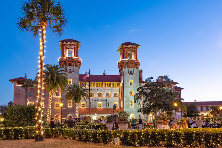 Geschmücktes Haus und Palmen in Florida