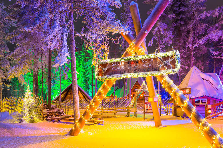 Weihnachtsdorf mit Festtagsbeleuchtung in Finnland 