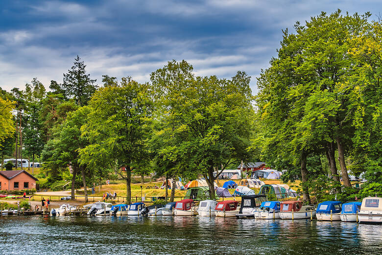 Boote auf einem See auf einem Campingplatz in Dänemark