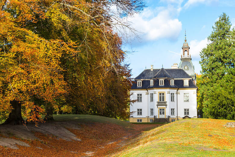 Schloss in Charlottenlund in Dänemark im Herbst