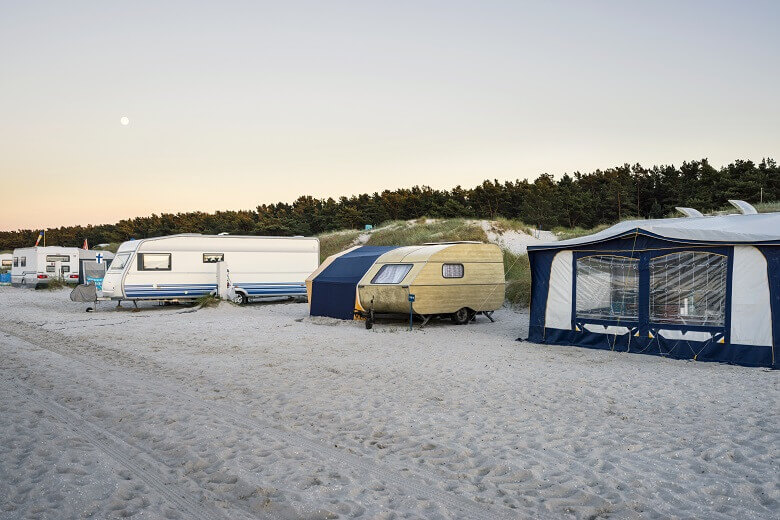 Campingplatz auf der Halbinsel Darßt am Meer
