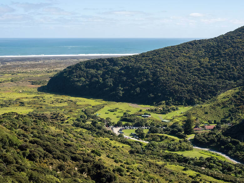 Campingplatz in Neuseeland in einem grünen Tal direkt am Meer