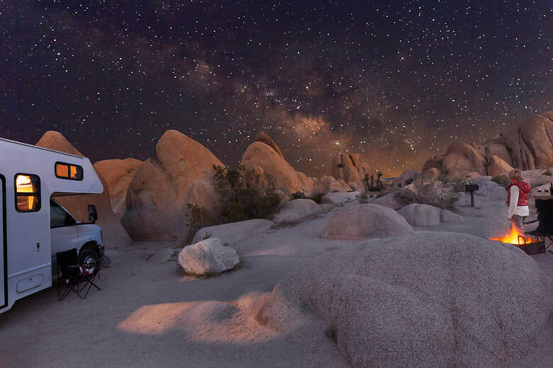 Campen mit dem Wohnmobil unter Sternenhimmel und Milchstraße im Joshua Tree National Park